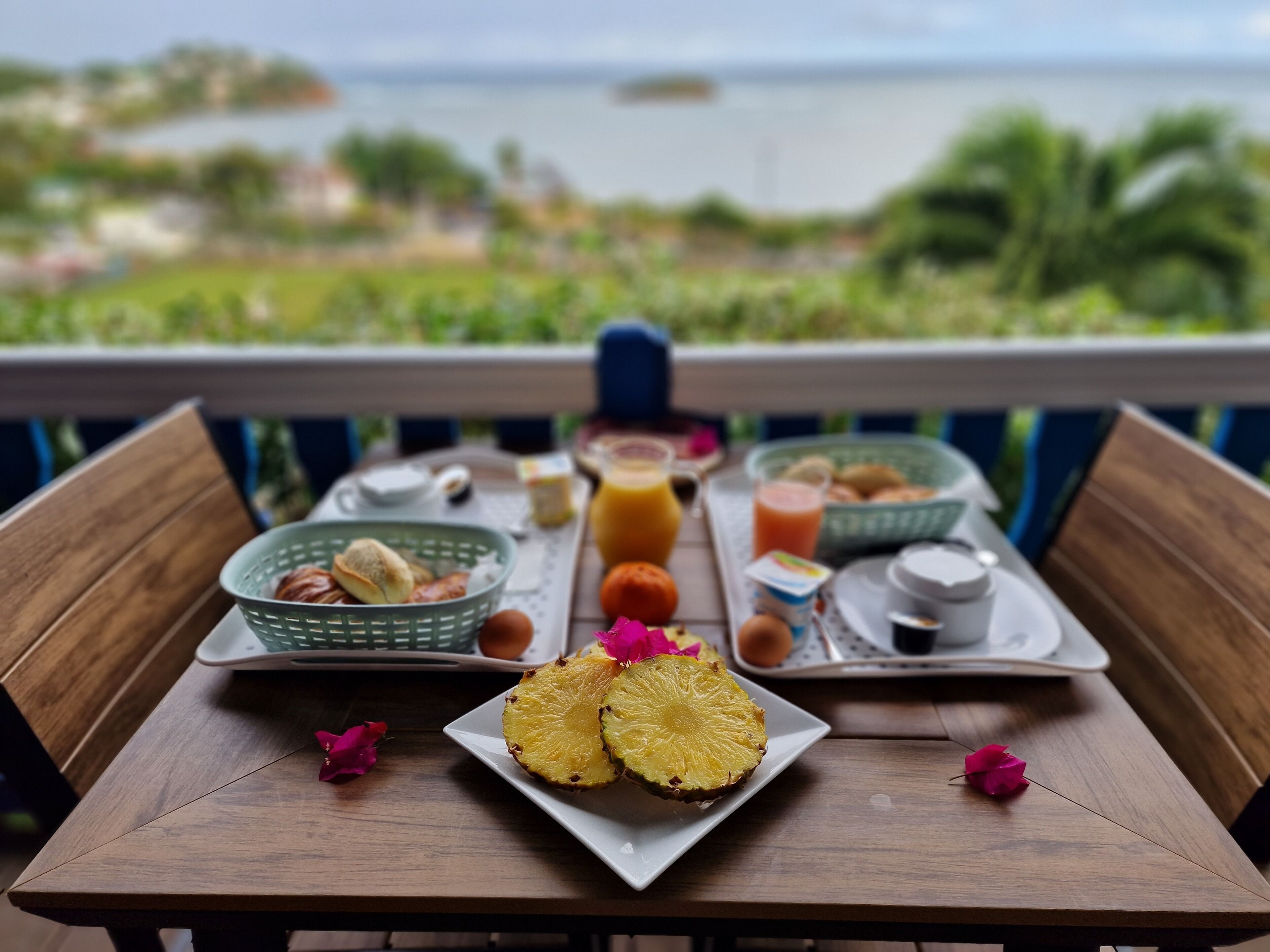 朝食 (コンチネンタル ブレックファスト)、毎日提供 (1 名様 15.00 EUR)