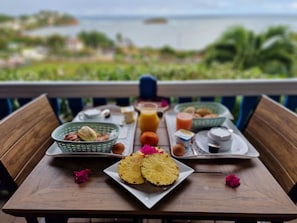 Desayuno continental diario (EUR 15.00 por persona)