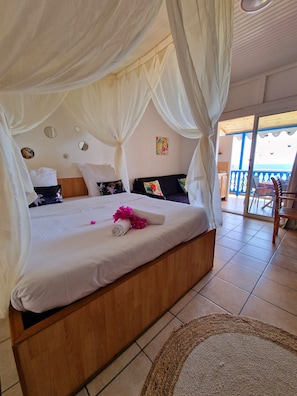 1 habitación, sistema de insonorización y tabla de planchar con plancha