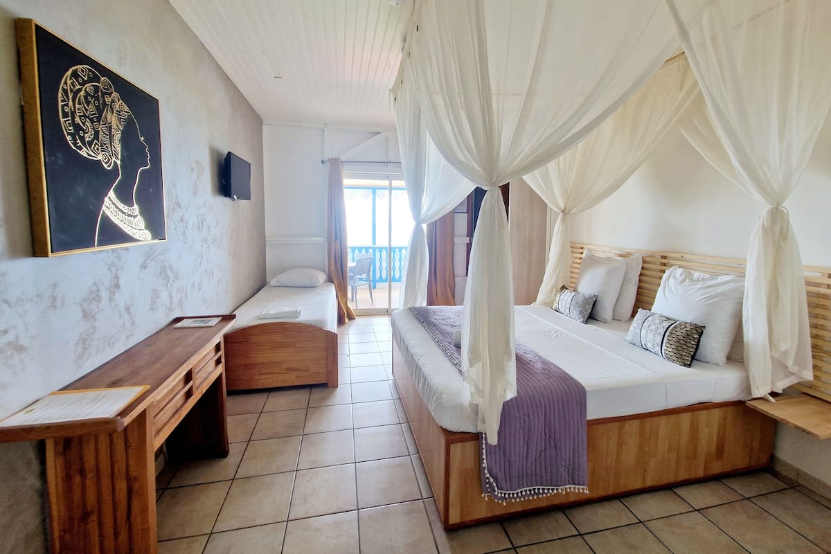 Room (Chambre Espace Vue Mer) | 1 bedroom, soundproofing, iron/ironing board (on request), cribs (free)