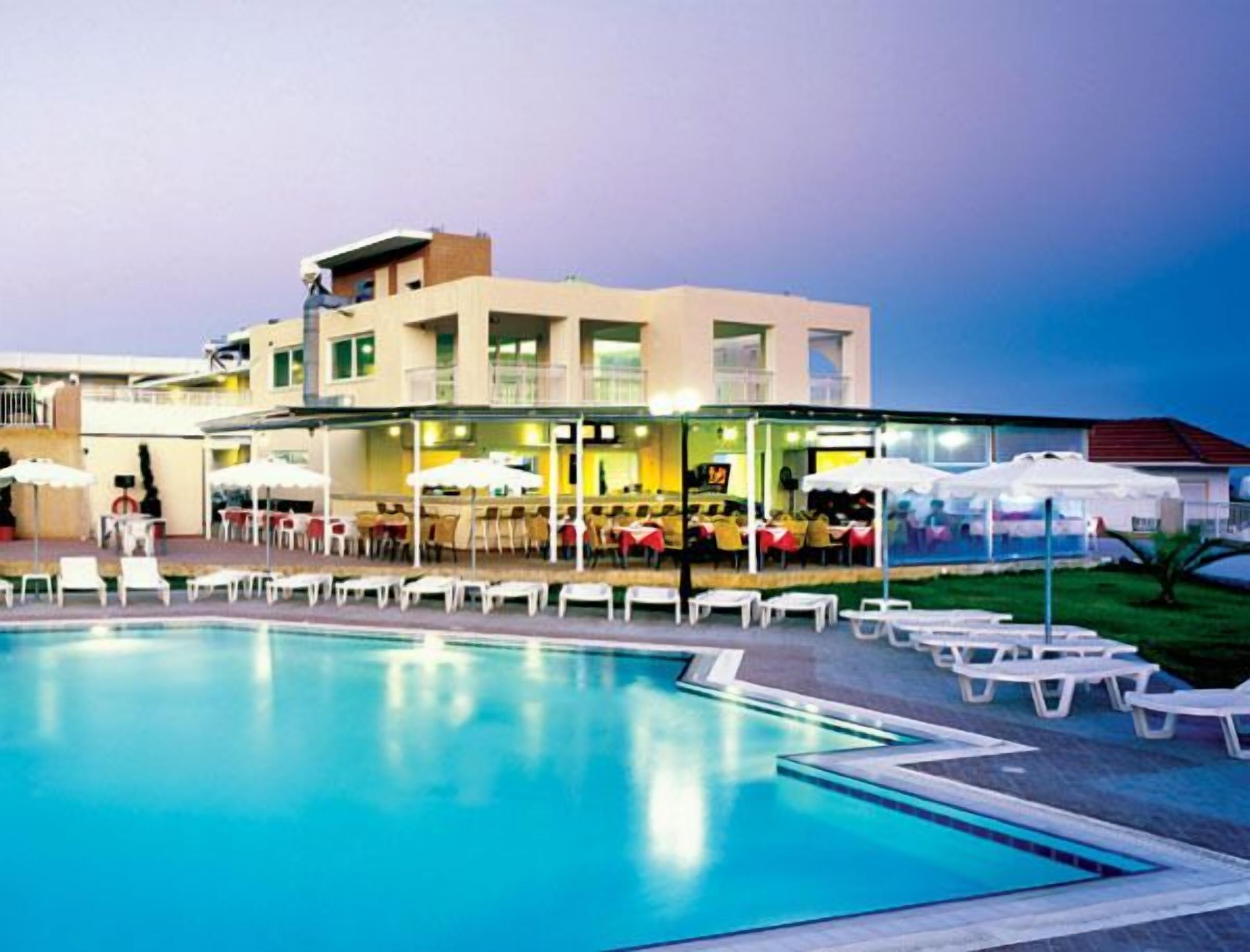 2 개의 야외 수영장