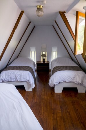 Triple Room | Iron/ironing board, bed sheets