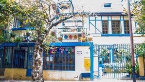 A building with a sign reading "POSADA DEL MAPLE BED & BREAKFAST". - Posada del Maple - Hostel (Quito)