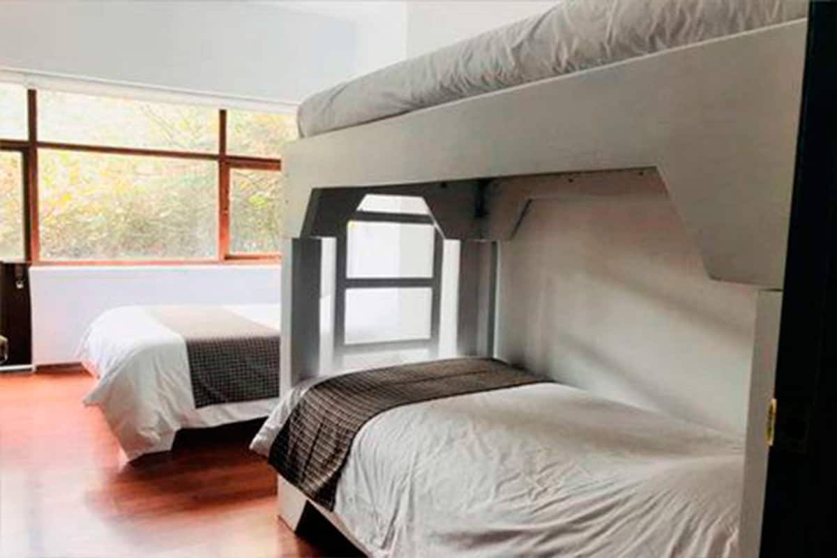 Iron/ironing board, bed sheets