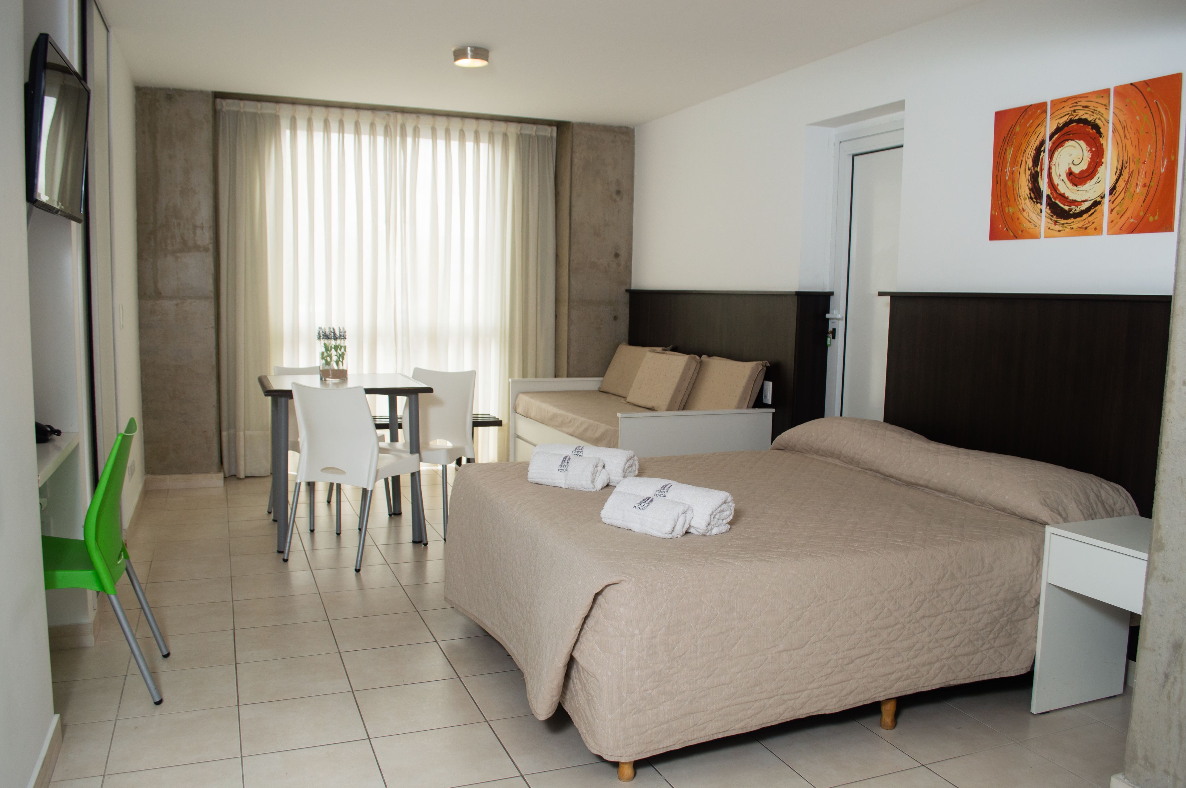 Decoración personalizada, muebles diferentes y escritorio 