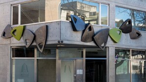 Fachada de un edificio con esculturas metálicas abstractas, ventanas grandes y un letrero que dice 'TORRE POTOSI'.
