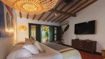 Junior Double Room | Minibar, bed sheets