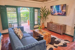 Habitación junior doble | Minibar y ropa de cama