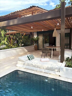 Chambre Familiale Double ou avec lits jumeaux, 2 chambres, piscine privée, vue cour intérieure | Piscine privée
