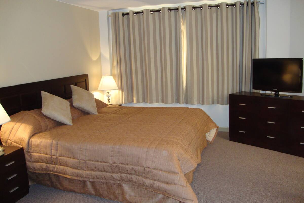 junior suite, 1 king bed | minibar, in-room safe, soundproofing, iron/ironing board