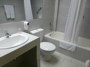 Suíte, 1 quarto, cozinha | Banheiro | Chuveiro/banheira combinados, produtos de toalete grátis
