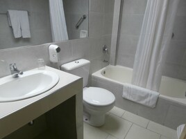 Bañera con ducha, artículos de tocador gratuitos, secador de pelo