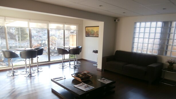 Una sala de estar moderna con un ventanal grande, un sofá y una mesa de centro.