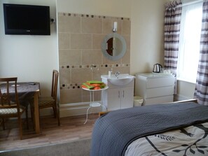 Kahden hengen huone, kylpyhuone makuuhuoneen yhteydessä (Room 5)