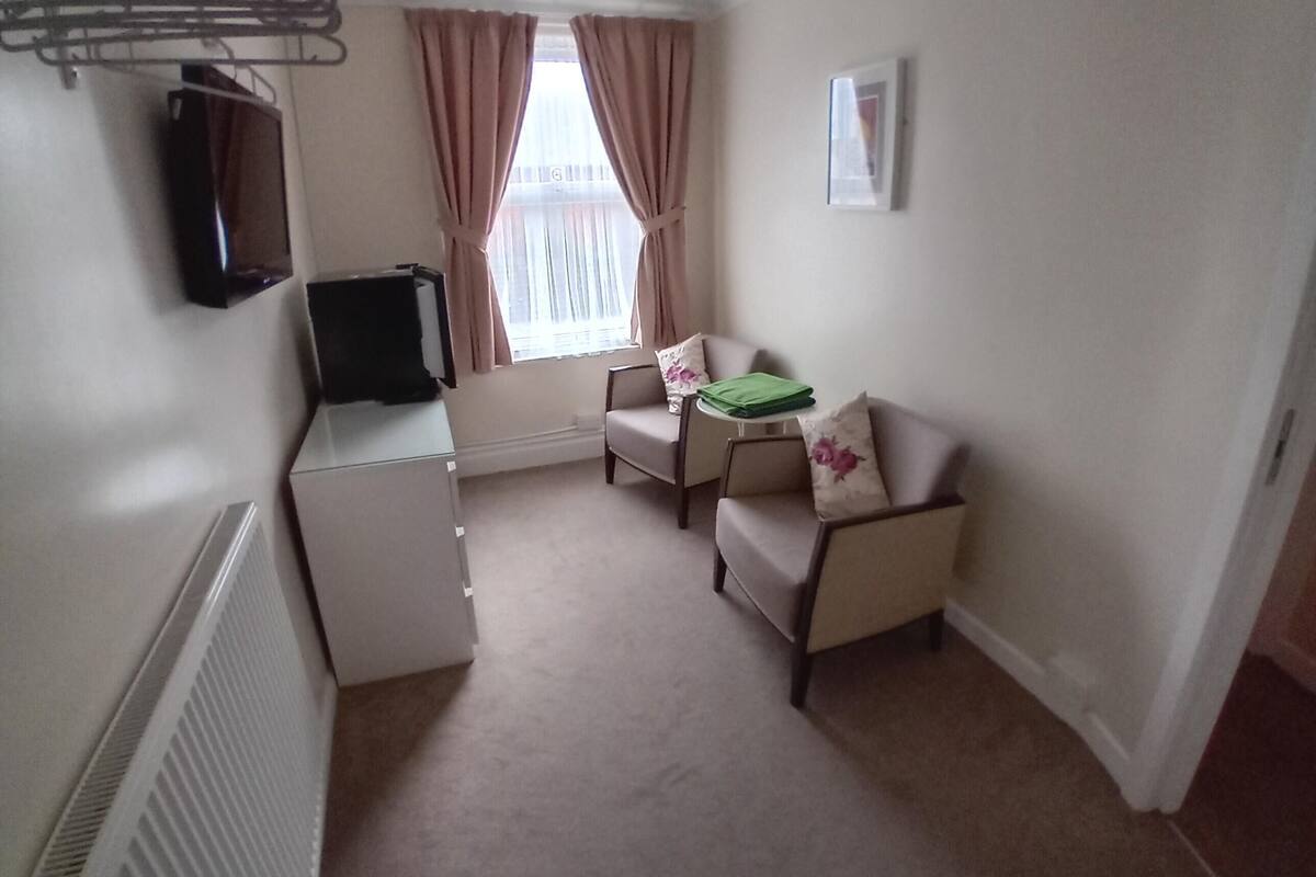 Kahden hengen huone, kylpyhuone makuuhuoneen yhteydessä (Room 2)