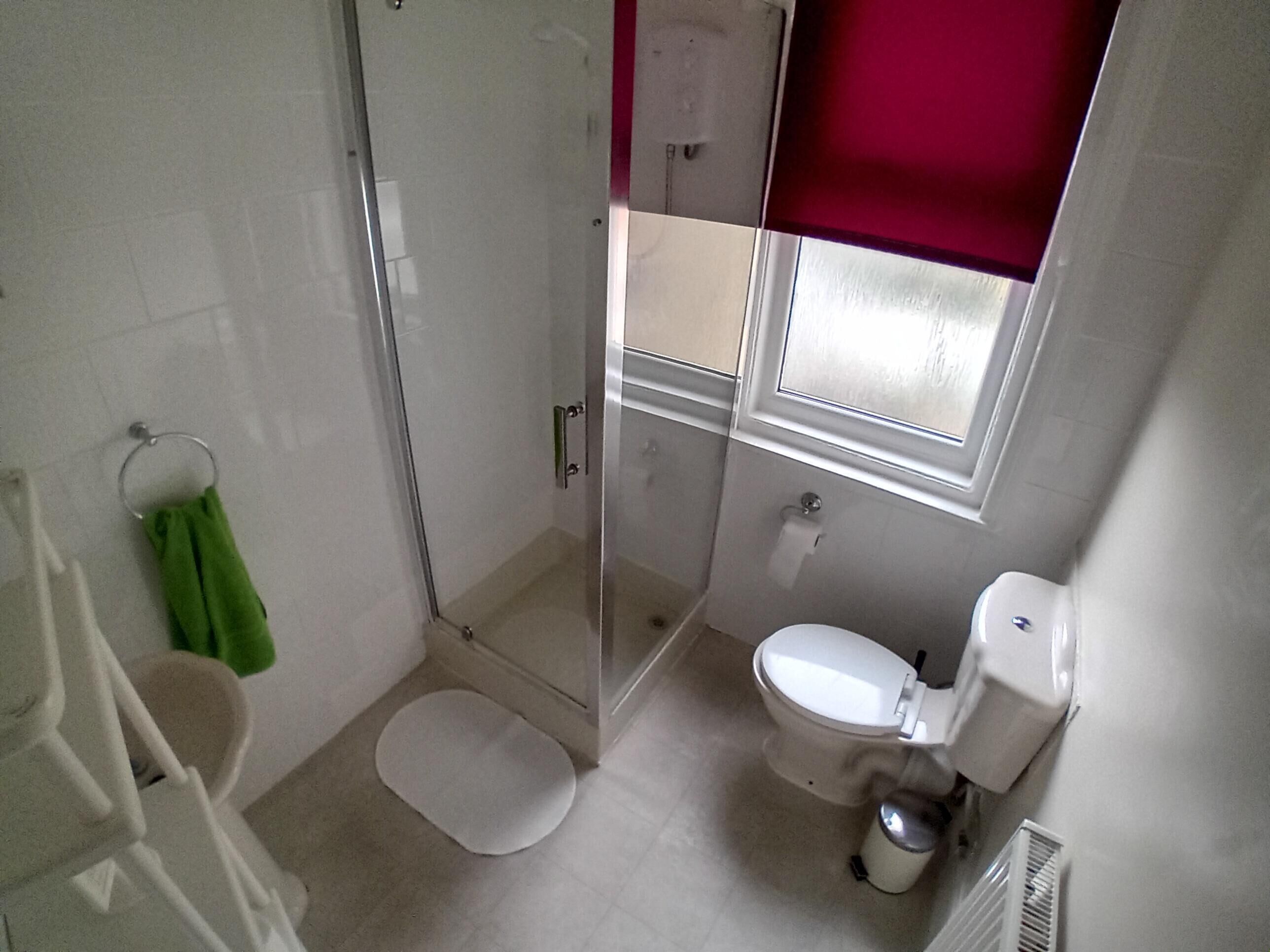 Kahden hengen huone, kylpyhuone makuuhuoneen yhteydessä (Room 2) | Kylpyhuone