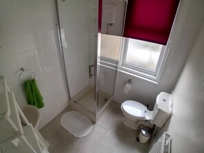 Kahden hengen huone, kylpyhuone makuuhuoneen yhteydessä (Room 2) | Kylpyhuone