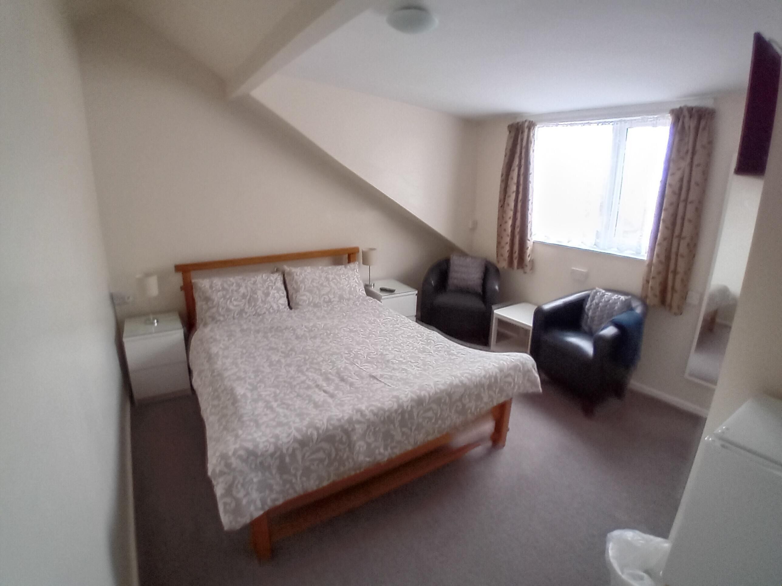 Kahden hengen huone, kylpyhuone makuuhuoneen yhteydessä (Room 5)