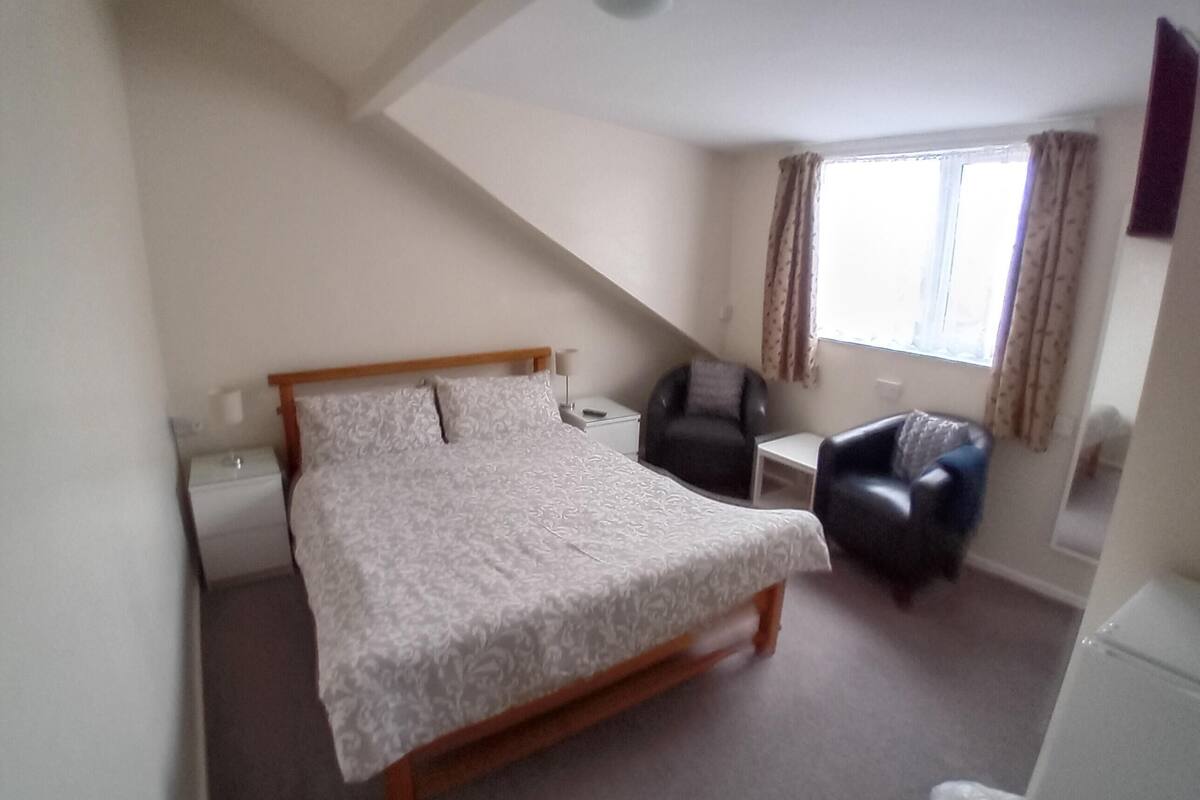 Kahden hengen huone, kylpyhuone makuuhuoneen yhteydessä (Room 5)