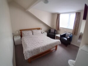 Kahden hengen huone, kylpyhuone makuuhuoneen yhteydessä (Room 5)