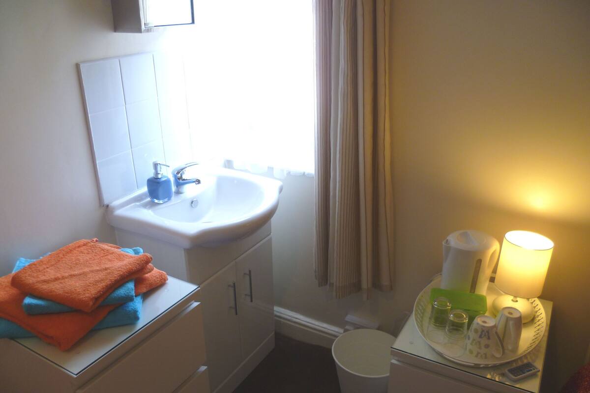 Kahden hengen huone (kaksi sänkyä), oma kylpyhuone