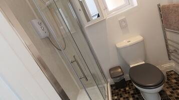Chambre Double Familiale, salle de bains attenante (Sleeps 4) | Salle de bain | Serviettes fournies
