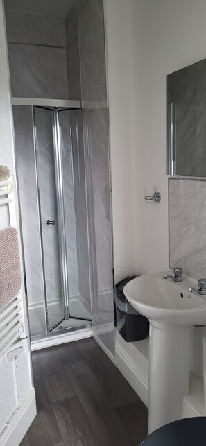 Bathroom - The Aldor Guest House (Skegness)