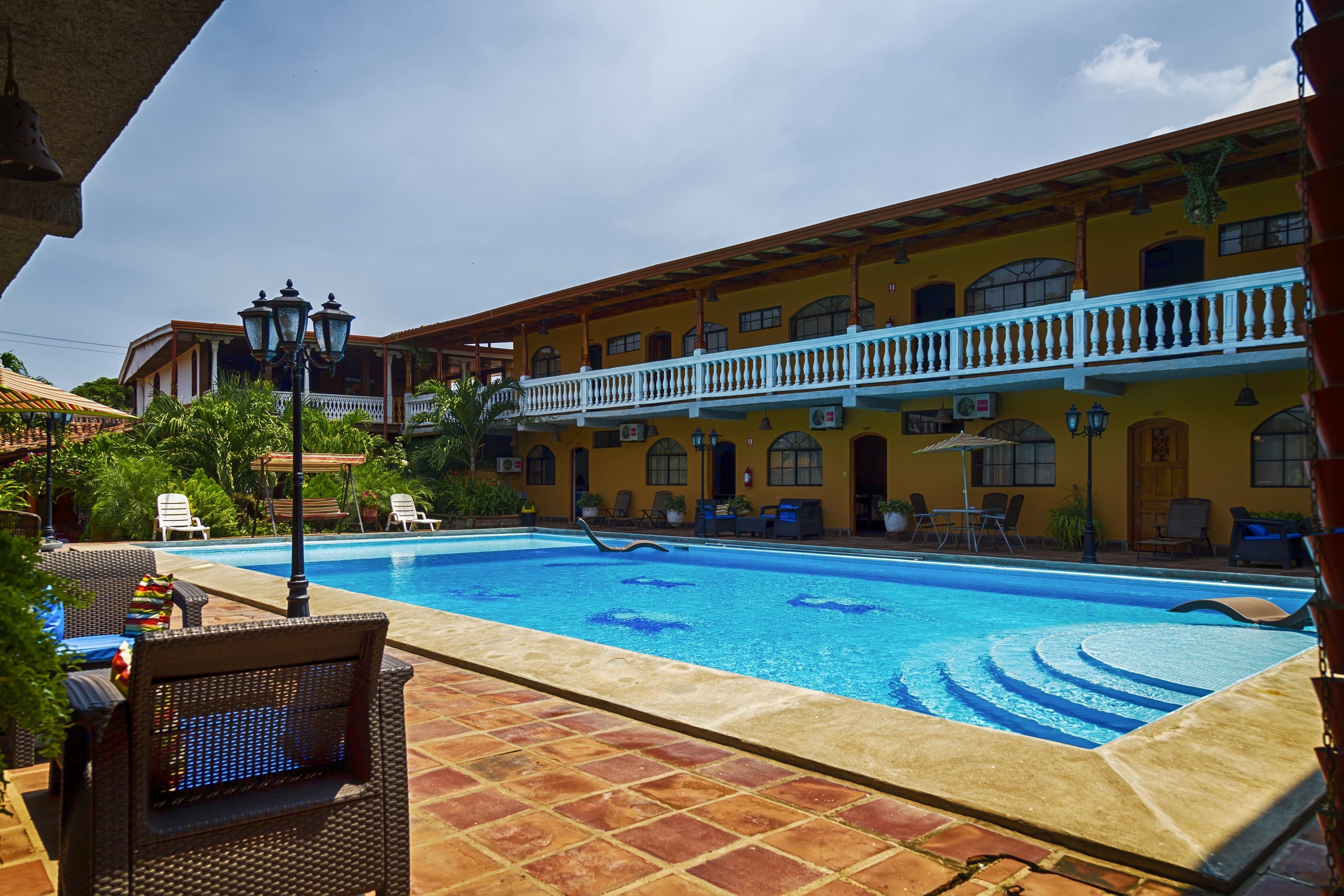 Alberca al aire libre y camastros 