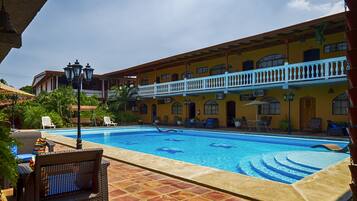 Alberca al aire libre y camastros