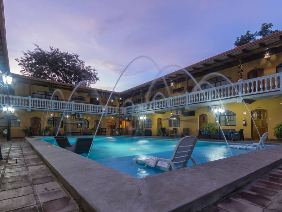 Piscina externa, espreguiçadeiras