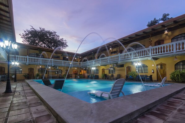 Outdoor pool, sun loungers - Hotel Cordoba (Granada)