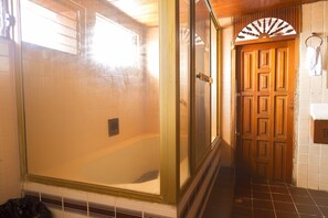 Family Suite, Non Smoking | Bathroom | Shower, free toiletries, towels - Hotel Cordoba (Granada)