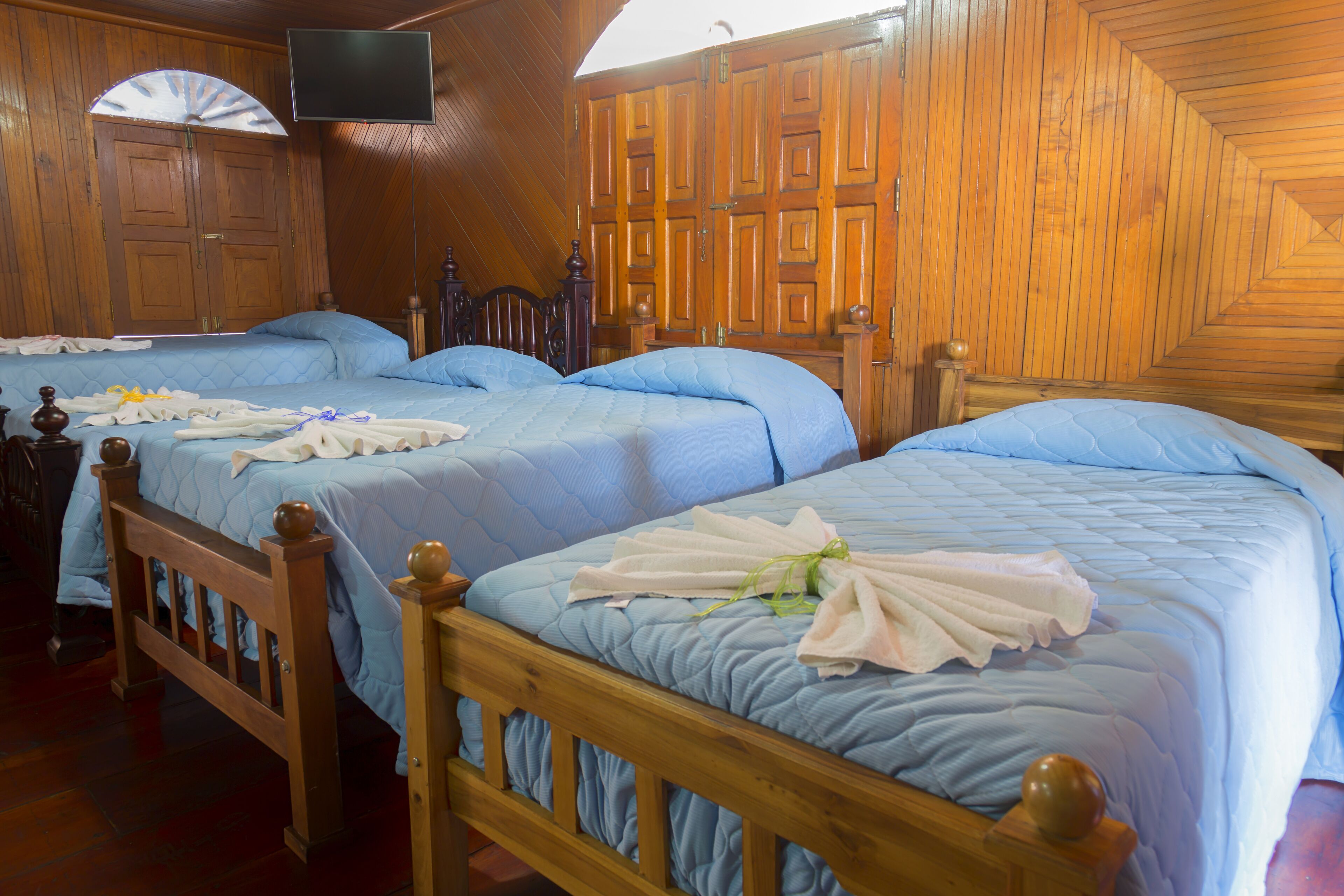 family suite, non smoking | premium bedding, desk, free rollaway beds, free wifi