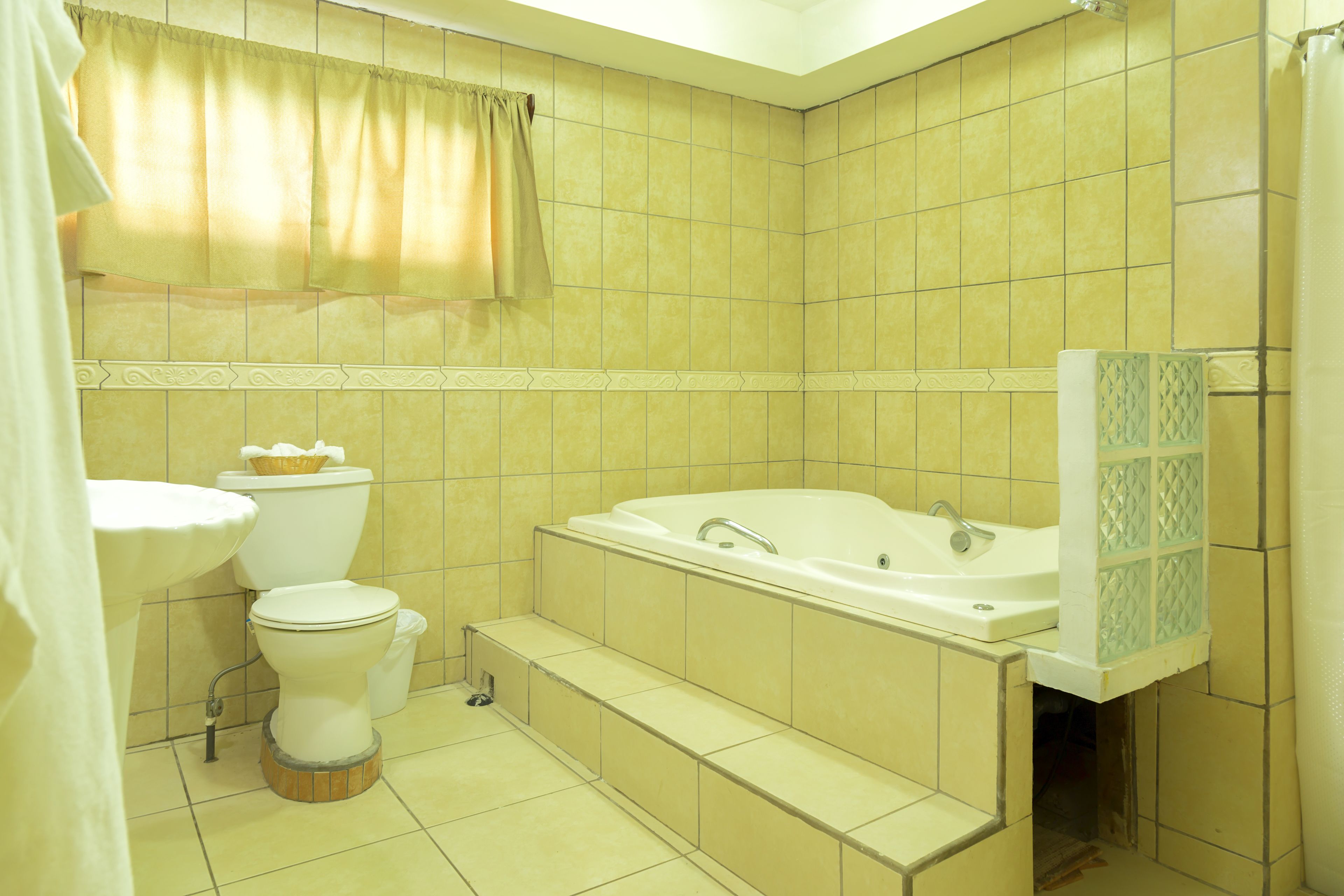 presidential suite, pool view | bathroom | shower, free toiletries, towels