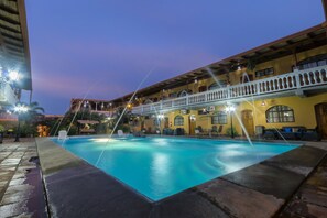 Outdoor pool, sun loungers - Hotel Cordoba (Granada)