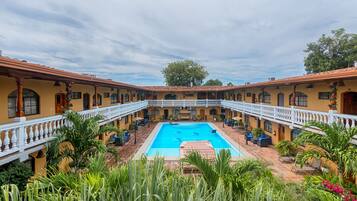 Alberca al aire libre y camastros