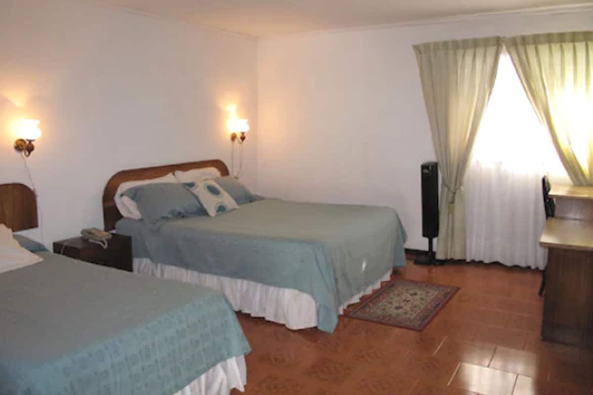 Chambre Double Supérieure, salle de bains privée, en bord de piscine | Lits pliants/supplémentaires, draps fournis