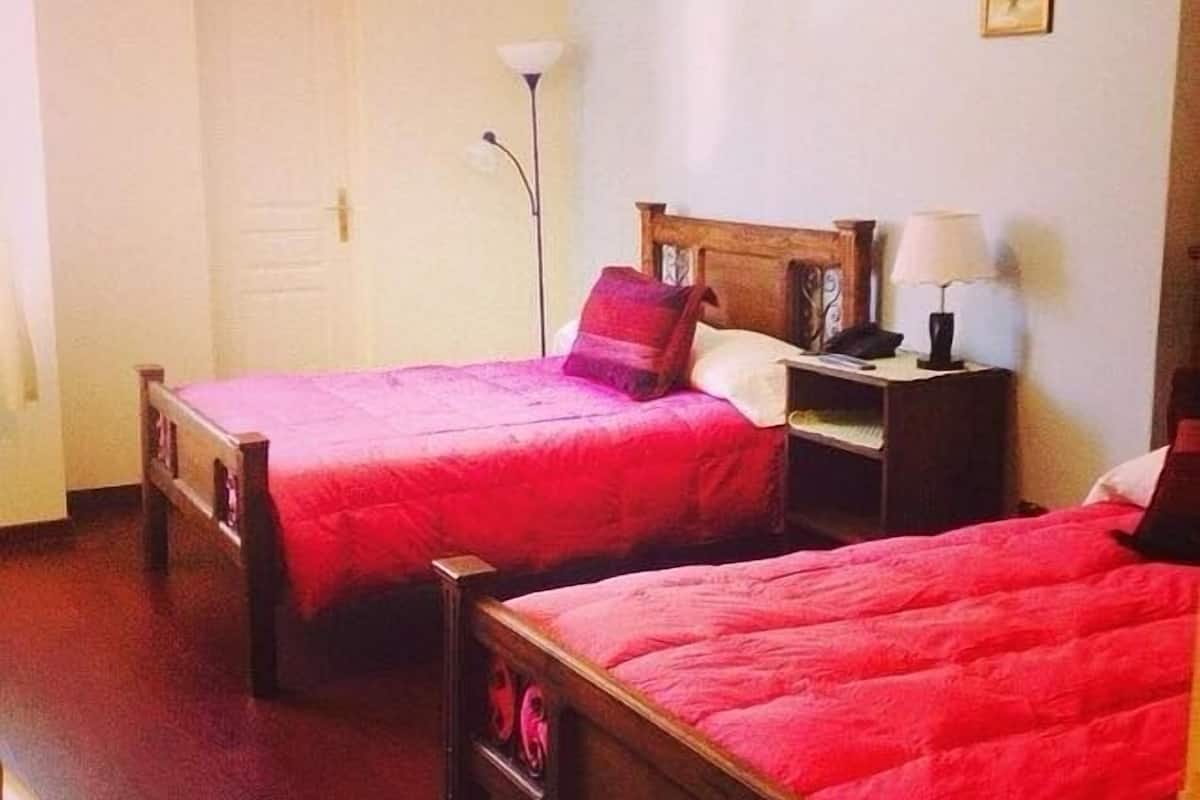 Habitació quàdruple, 2 llits de matrimoni | Caixa forta a l'habitació, llits addicionals gratuïts i wifi gratuïta