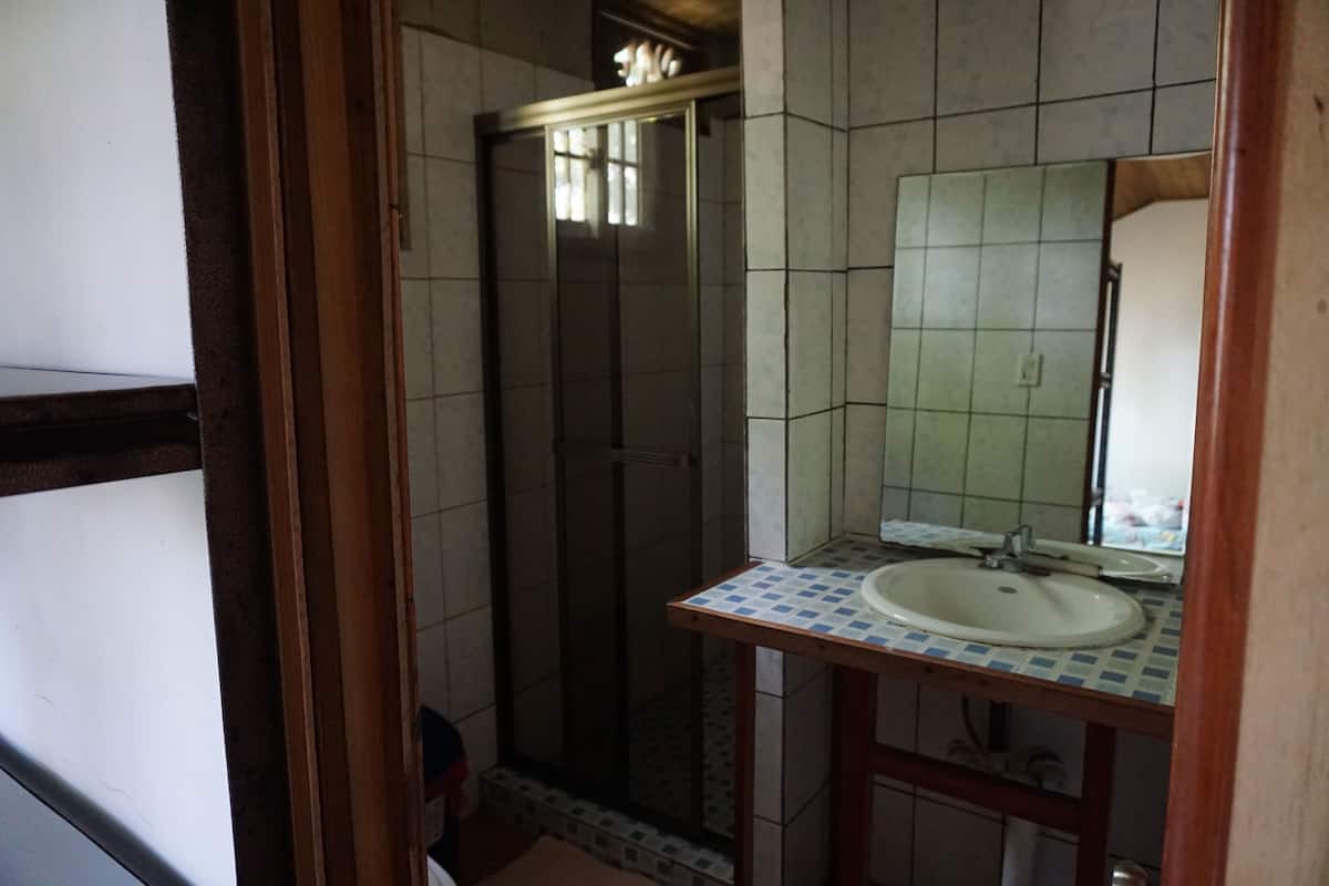 Quadruple Room, Private Bathroom | Bathroom | Towels