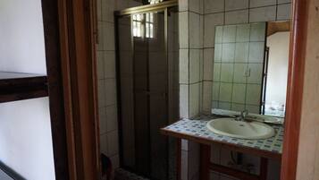 Quadruple Room, Private Bathroom | Bathroom | Towels