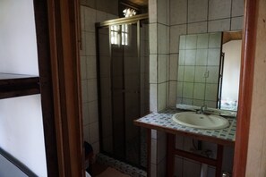 Quadruple Room, Private Bathroom | Bathroom | Towels