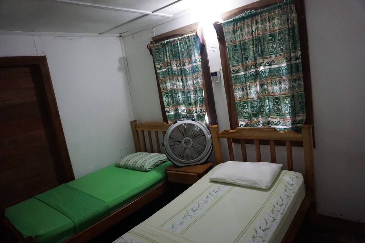 Dormitorio compartido, 2 camas individuales, baño compartido | Caja fuerte, wifi gratis, ropa de cama