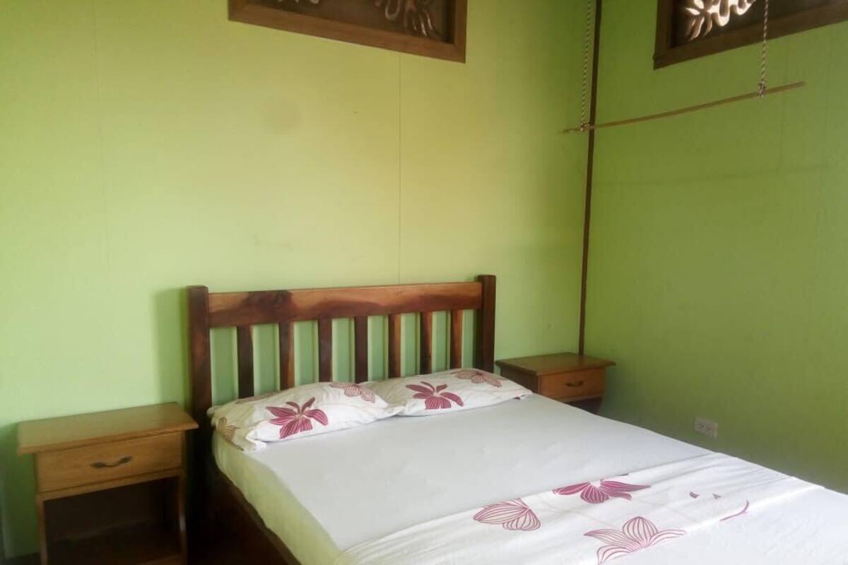Habitación doble, 1 cama doble, baño compartido | Zona de estar