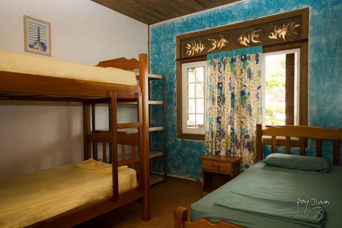 Shared Dormitory Triple Room | Caja fuerte, wifi gratis, ropa de cama