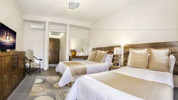 Habitación Deluxe, 2 camas matrimoniales | Caja de seguridad en la habitación y escritorio