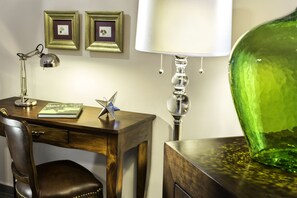 32-inch flat-screen TV with cable channels, TV - Hotel Gran Casa Xalisco (Guadalajara)