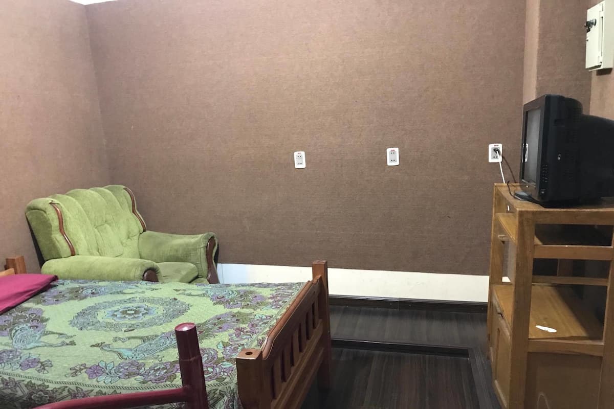 Economy Twin Room, 2 Single Beds, Shared Bathroom