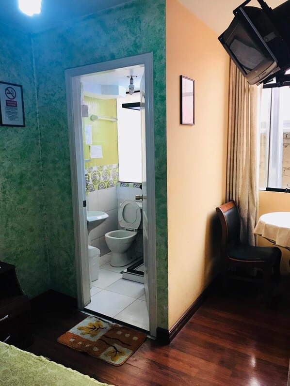 Bathroom | Shower, towels - Hotel Savoy  (La Paz)