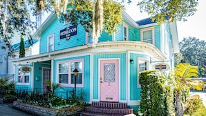 A turquoise and pink building with a sign reading "The Heirloom Inn." - The Heirloom Inn (Mount Dora)
