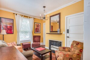 Suite, ikke-røyk, kjøkken (Diamond) | Oppholdsområde | Flatskjerm-TV